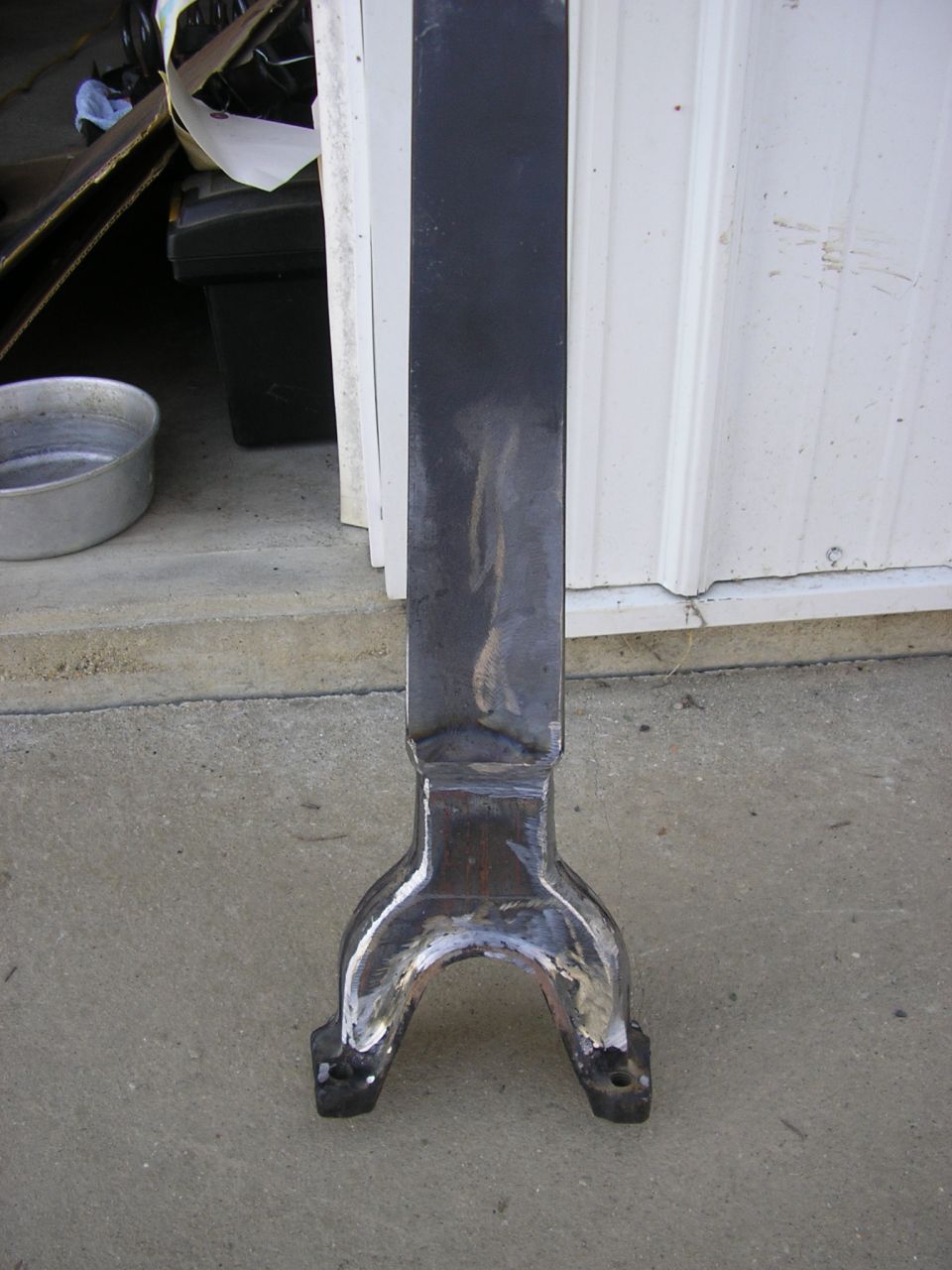 Driveshaft yoke with two bolt holes