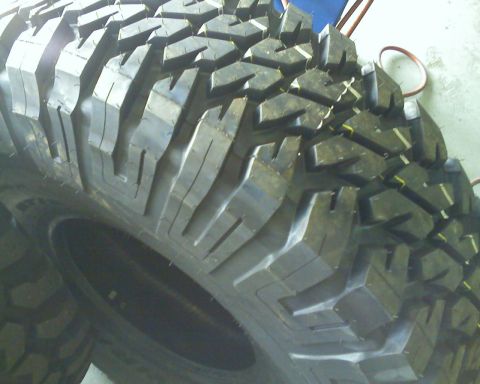 1992 Ford Bronco - Tire tread detail, likely for an off-road vehicle, with visible text from Supermotors.net.