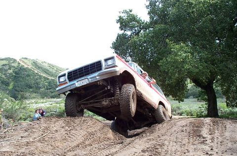 1978 Ford Bronco - Pullin a tire in the air!