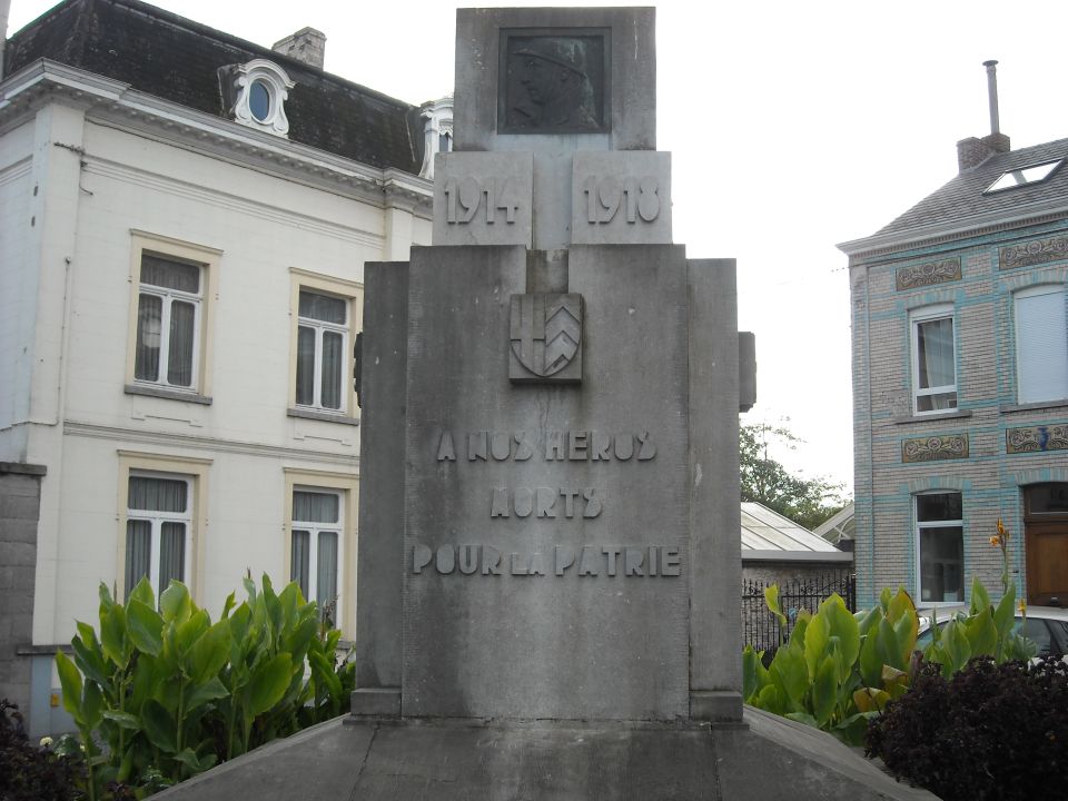 War memorial with inscription "A NOS HEROS MORTS POUR LA PATRIE" and dates 1914 and 1918