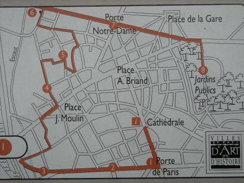 1979 Ford F-150 - This map outlines a walking tour through a French city, highlighting key points of interest and historical sites.