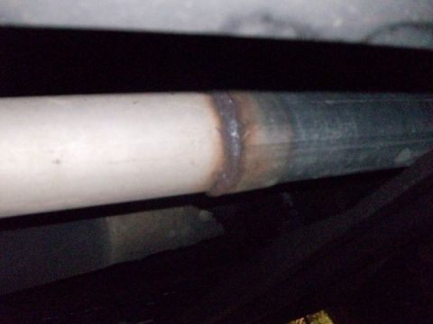 1995 GMC Sierra 1500 - A close-up view shows a weld on a vehicle's exhaust pipe, with a watermark at the bottom right.