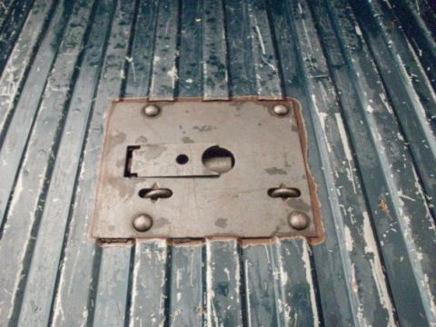 1995 GMC Sierra 1500 - Close-up of a fifth wheel hitch mounting plate installed in a truck bed.