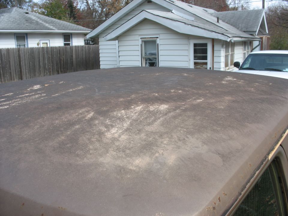 Worn vehicle roof with peeling paint