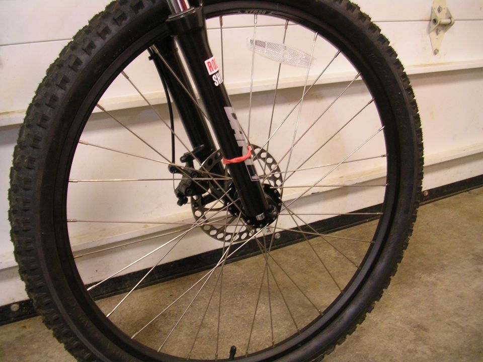 Bicycle front wheel with disc brake and RockShox fork