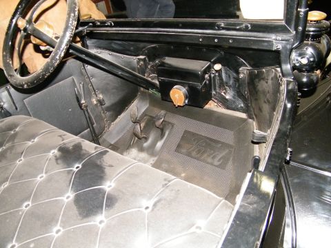 1909 Ford Model T - 1915 Town Car interior