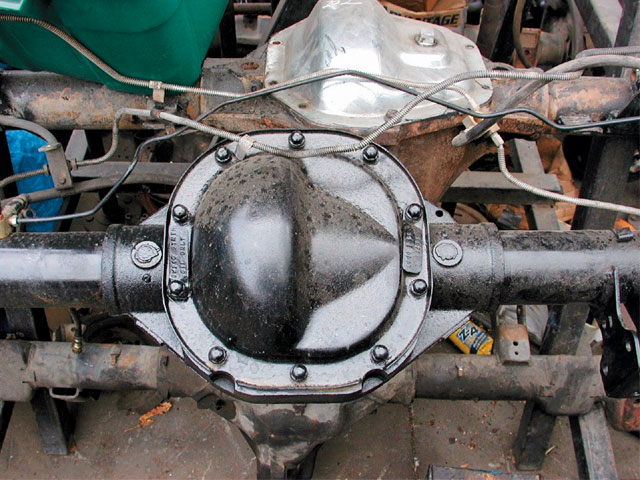 Rear differential assembly with black cover and metal brake lines