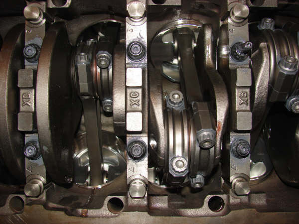 Engine crankshaft and connecting rods with markings XD, XC, and XB