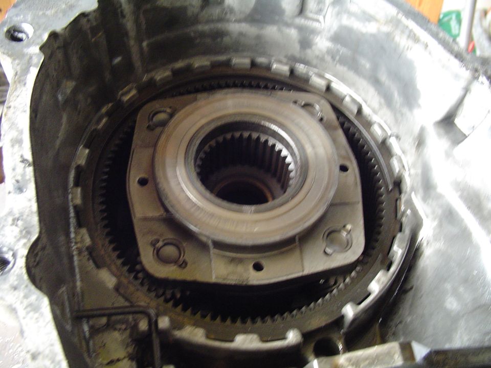 Transmission planetary gear set with splined input shaft inside a metal housing