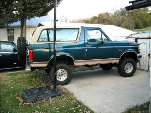 1994 Ford Bronco - after 6 in. lift sitting on 32s