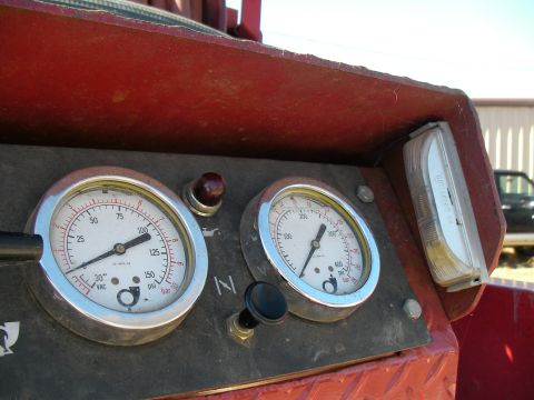 1979 Ford F-350 - Gauge panel shows two pressure gauges, one for vacuum and PSI, the other for PSI and bar.