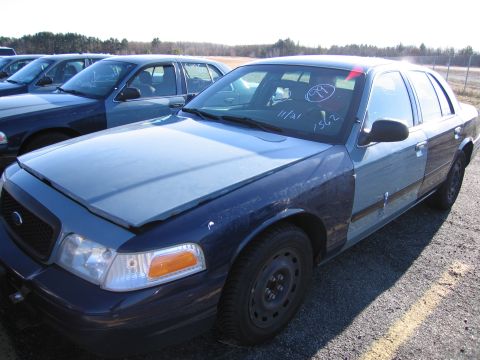 2001 Ford Crown Victoria - Front view of a 2001 Ford Crown Victoria showing its distinctive grille and headlights.