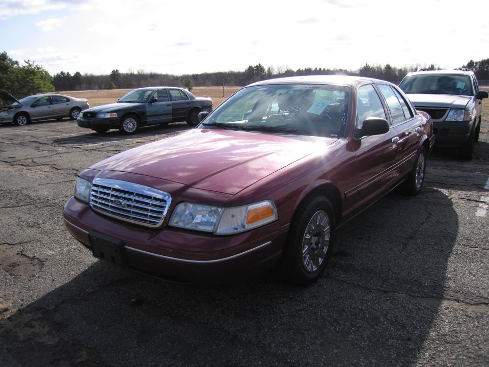 Maroon 2001 Ford Crown Victoria 3q-front view