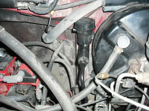 1988 Ford Bronco - woola its a hybrid master between the later and older style master cylinders, older bigger reservior and newer bigger quick connection line