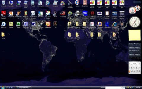 1993 Ford Bronco - A computer desktop displays a world map wallpaper with numerous icons and a clock on the right side.