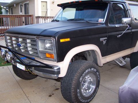 1986 Ford Bronco - Front view of a 1986 Ford Bronco with aftermarket accessories.