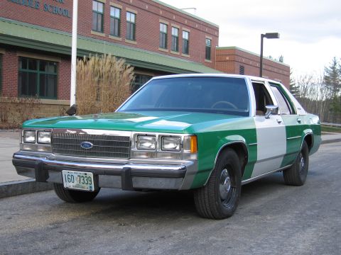 1991 Ford LTD Crown Victoria - Front three-quarter view of a green-and-white Ford LTD Crown Victoria sedan wearing a New Hampshire license plate reading 160 7339.