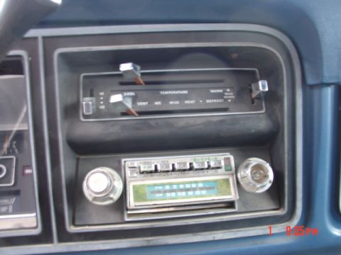 1979 Ford Bronco - sweet radio