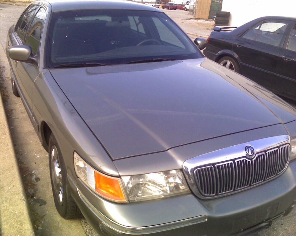 Front view of a 2001 Mercury Grand Marquis parked next to another car
