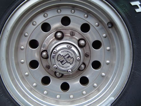 1991 Ford Bronco - EB came with these auto hubs, I dont trust them. I picked up some Milemarker Streetmaster Hubs. They use a fiber reinforced plastic knob.