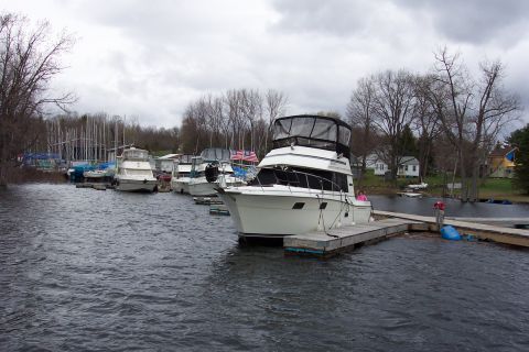 1985 Carver 326 Aft Cabin