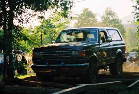 1991 Ford Bronco - James Milligan throwing some dirt from the logs.