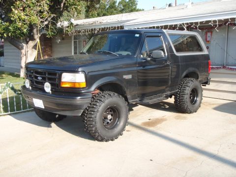 1995 Ford Bronco - This 1995 Ford Bronco features a lifted suspension and aggressive off-road tires.