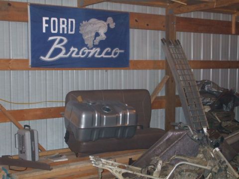 1995 Ford Bronco - my new gas tank showed up while welding on the Bronco so I thought Id put it under this nice flag I have in my shop