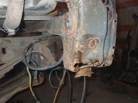 1995 Ford Bronco - rusty rear support