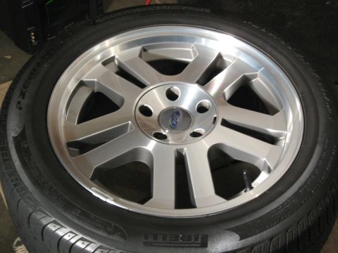 2004 Ford Crown Victoria - Wheel 1