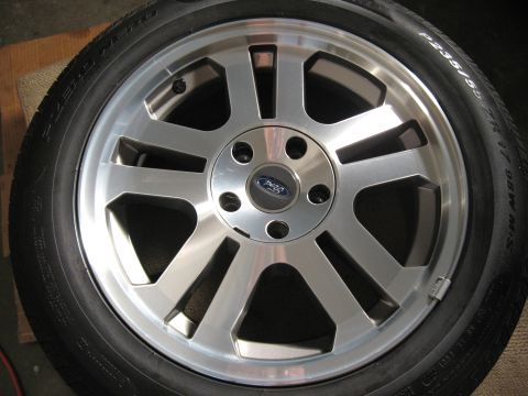 2004 Ford Crown Victoria photo