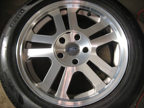 2004 Ford Crown Victoria photo
