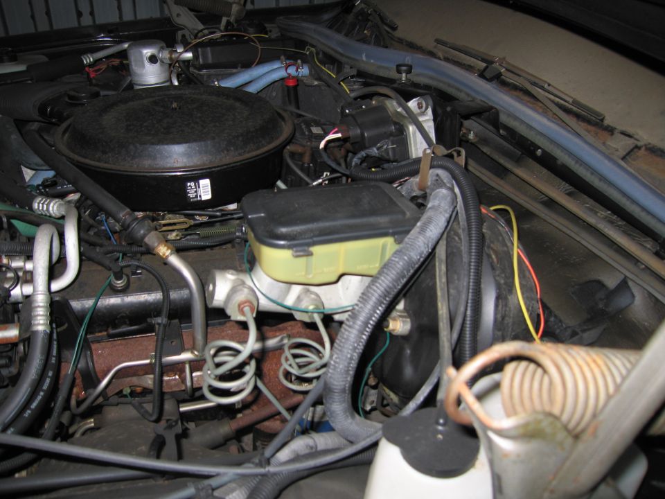 Engine bay with air cleaner housing and brake fluid reservoir
