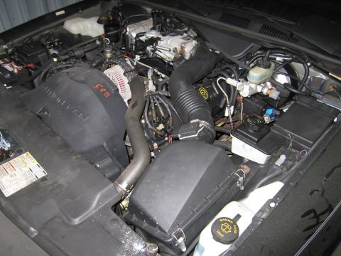 1991 Ford LTD Crown Victoria - The engine bay of a 1991 Ford Crown Victoria LTD, revealing its V8 engine and associated components.