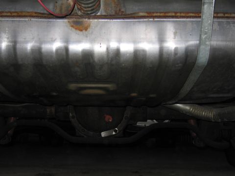 1991 Ford LTD Crown Victoria - The underside of a vehicle shows the fuel tank, differential, and suspension components.