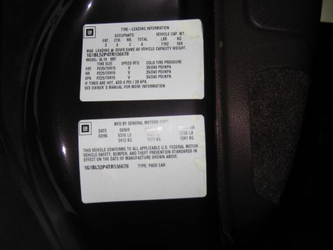 1991 Ford LTD Crown Victoria - GM tire-loading information and certification labels showing VIN 1G1BL52P4TR136678 and GVWR data.