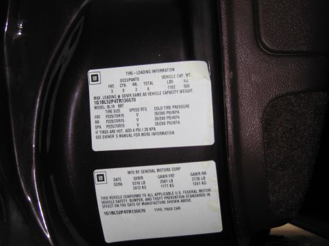 1991 Ford LTD Crown Victoria - Door-jamb data plate showing tire and loading information, cold tire pressures, GVWR/GAWR, and VIN 1G1BL52P4TR136678.