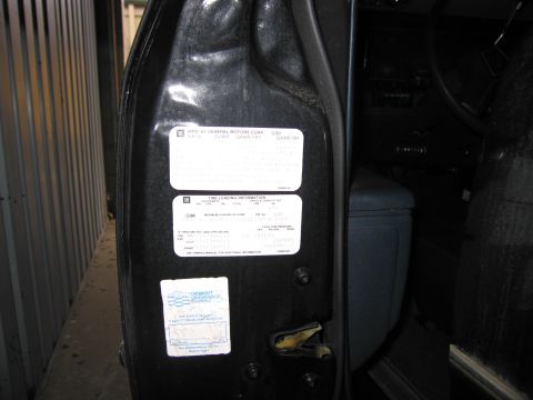 1991 Ford LTD Crown Victoria - General Motors door-jamb certification label and tire-loading information plate with GVWR and capacity data.
