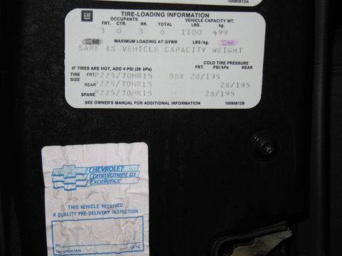 1991 Ford LTD Crown Victoria - Closeup of a GM tire-loading information plate listing occupant capacity, tire sizes and cold tire pressures.