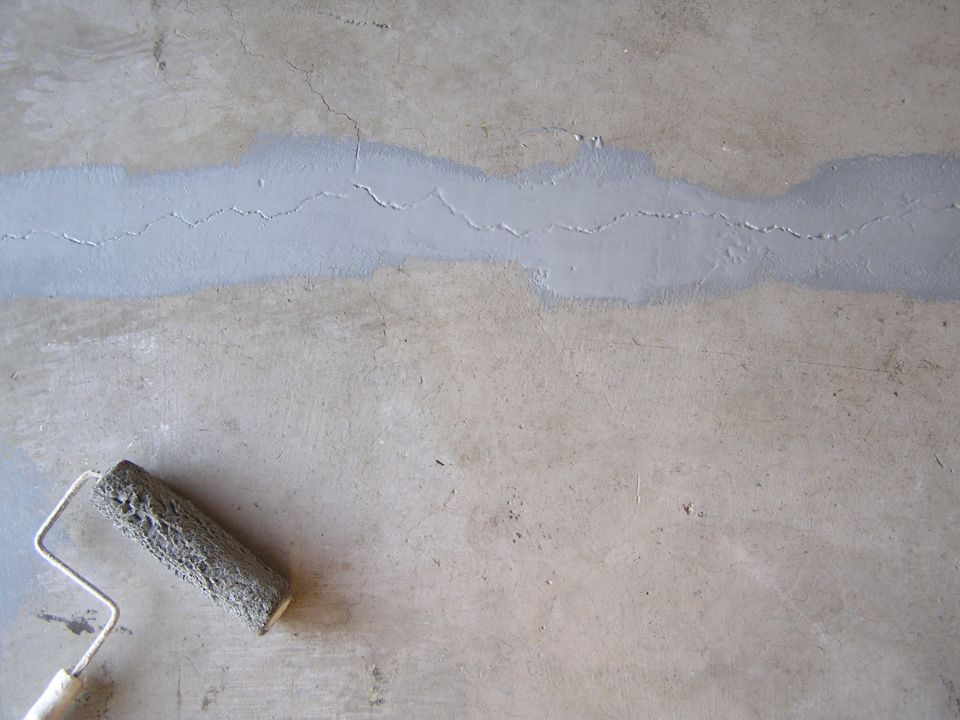 Filling cracks with garage floor epoxy coat