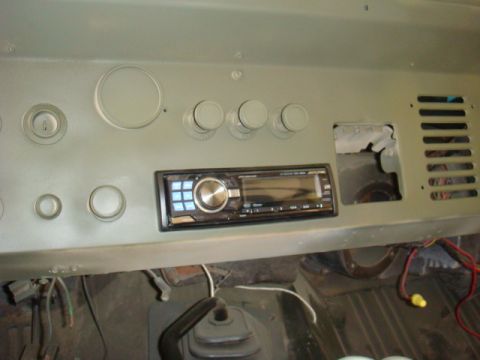 1971 Ford Bronco - Alpine CD player with ipod control