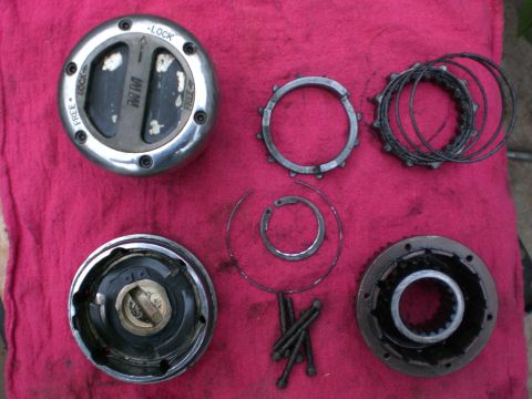1990 Ford Bronco - Old (70's) MM Mile Marker Premiun manual hubs. Note the STEEL hub fuse.