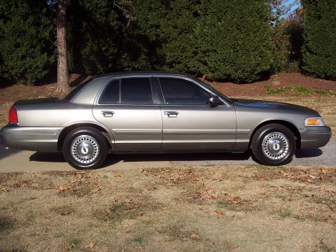 2000 Ford Crown Victoria photo