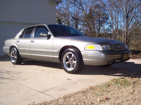 2000 Ford Crown Victoria photo