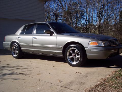 2000 Ford Crown Victoria photo