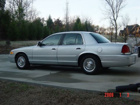 2000 Ford Crown Victoria photo