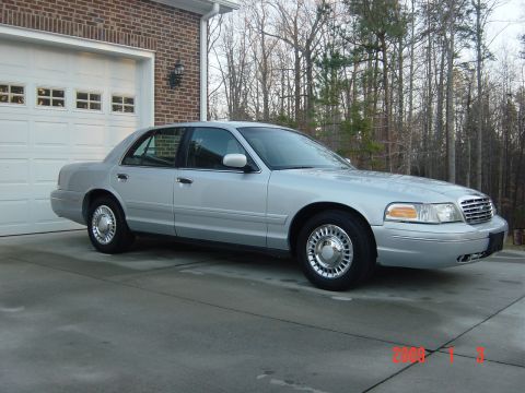 2000 Ford Crown Victoria photo