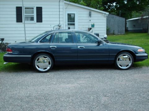 1995 Ford Crown Victoria photo