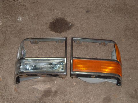 1990 Ford Ranger - Pair of 1990 Ford Ranger headlight and corner light assemblies shown on concrete.