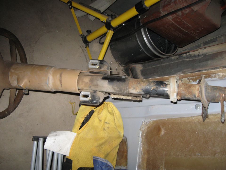 Driveshaft and exhaust components with yellow support structure
